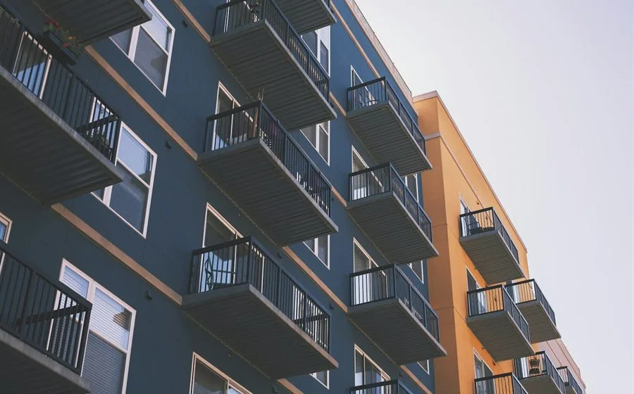 Balkonlu modern apartman cephesi